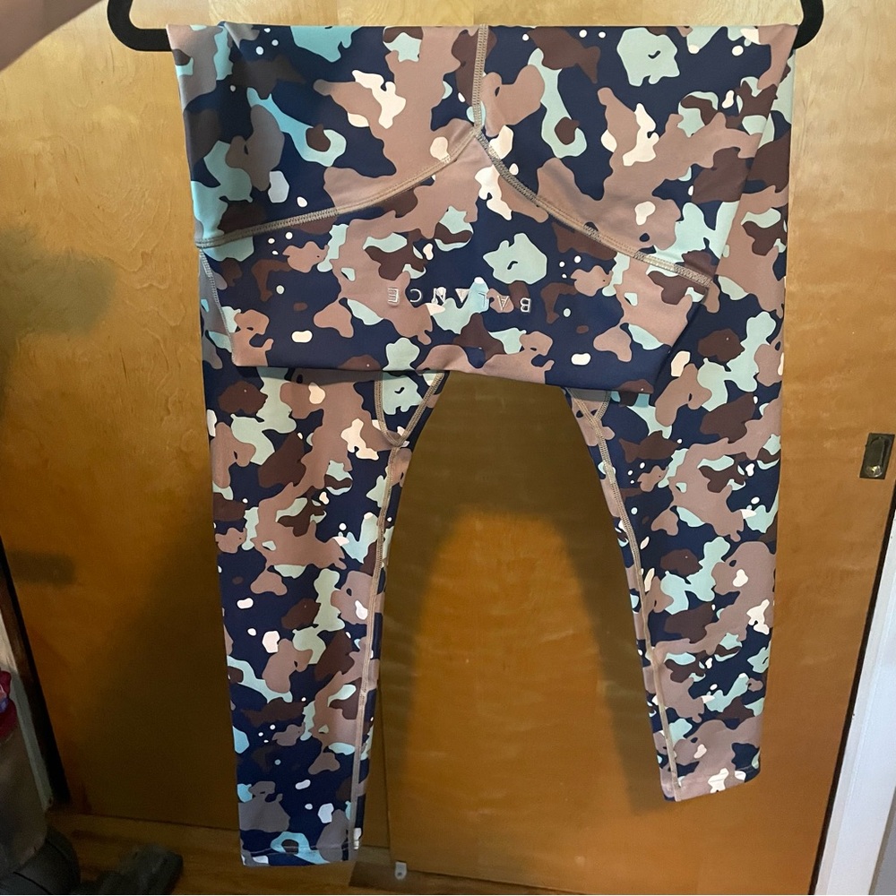 NEW - Balance Leggings Size L